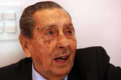 Brasil, Rio de Janeiro, RJ, 07/06/2014. Alcídes Ghiggia em evento da Coca-Cola no bairro do Maracanã, zona norte do Rio de Janeiro. O ex-jogador uruguaio Alcides Eduardo Ghiggia faleceu nesta quinta-feira, em Montevidéu, aos 88 anos. O jogador marcou o gol do título da seleção do seu país contra o Brasil na Copa do Mundo de 1950 e, exatamente 65 anos depois de se tornar o carrasco daquele mundial, morreu em decorrência de uma parada cardíaca. - Crédito:MARCOS ARCOVERDE/ESTADÃO CONTEÚDO/AE/Código imagem:186353