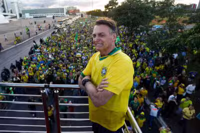 DF - ATOS GOLPISTAS/PRESOS/ANISTIA/MANIFESTAÇÃO - POLÍTICA - O ex-presidente da República, Jair Bolsonaro (PL), acompanhado de seus apoiadores, participam da passeata em prol da Anistia dos presos de 8 de janeiro, em Brasília (DF), nesta quarta-feira, 07 de abril de 2025. Bolsonaro seguiu em trio elétrico até o Congresso Nacional. 07/05/2025 - Foto: WILTON JUNIOR/ESTADÃO CONTEÚDO