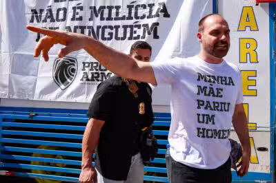 DF - EDUARDO BOLSONARO/EUA/PGR/INQUÉRITO - POLÍTICA - Foto de arquivo de 09/07/2024 do deputado federal Eduardo Bolsonaro (PL- RJ) durante o protesto pró-armas realizado em frente ao Congresso Nacional, em Brasília (DF). A Procuradoria-Geral da República (PGR) pediu ao Supremo Tribunal Federal (STF) nesta segunda-feira, 26 de maio de 2025, a abertura de um inquérito para investigar o filho do ex-presidente Jair Bolsonaro pela atuação nos Estados Unidos contra autoridades brasileiras. A PGR atribui ao deputado uma campanha de intimidação e perseguição contra integrantes da própria Procuradoria, do Supremo e da Polícia Federal envolvidos em investigações e processos contra bolsonaristas. 26/05/2025 - Foto: WILTON JUNIOR/ESTADÃO CONTEÚDO
