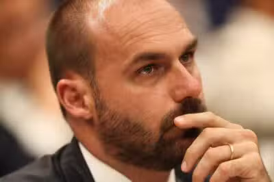 DF - EDUARDO BOLSONARO/EUA/PGR/INQUÉRITO - POLÍTICA - Foto de arquivo de 28/03/2023 do deputado federal Eduardo Bolsonaro (PL- SP) em sessão da Comissão de Constituição e Justiça e de Cidadania (CCJC) da Câmara dos Deputados, em Brasília (DF). A Procuradoria-Geral da República (PGR) pediu ao Supremo Tribunal Federal (STF) nesta segunda- feira, 26 de maio de 2025, a abertura de um inquérito para investigar o filho do ex-presidente Jair Bolsonaro pela atuação nos Estados Unidos contra autoridades brasileiras. A PGR atribui ao deputado uma campanha de intimidação e perseguição contra integrantes da própria Procuradoria, do Supremo e da Polícia Federal envolvidos em investigações e processos contra bolsonaristas. 28/03/2023 - Foto: WILTON JUNIOR/ESTADÃO CONTEÚDO
