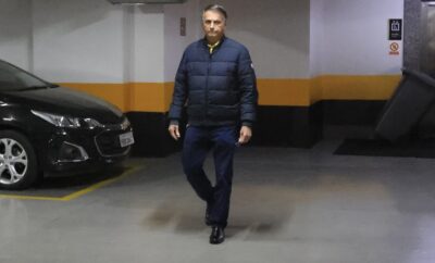 DF - BOLSONARO/STF/RESTRIÇÕES/ONTEM - POLÍTICA - O ex-presidente da República, Jair Messias Bolsonaro, deixa a garagem do PL, em Brasília, na tarde da terça-feira, 21 de julho de 2025. A defesa de Jair Bolsonaro (PL) prestou esclarecimentos nesta terça-feira, 22, ao Supremo Tribunal Federal (STF) e alegou não ter conhecimento de que o ex-presidente estava proibido de conceder entrevistas. Os advogados sustentaram que Bolsonaro não descumpriu as medidas cautelares impostas pelo ministro Alexandre de Moraes, prometeram que ele permanecerá calado e pediram explicações sobre o que é e o que não é permitido ao ex-presidente. 22/07/2025 - Foto: WILTON JUNIOR/ESTADÃO CONTEÚDO
