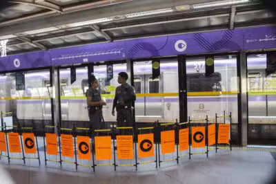 SP - METRÔ/LINHA 5-LILÁS/PASSAGEIRO/MORTE - GERAL - Isolamento no local onde um passageiro morreu na manhã desta terça-feira, 06, na Estação Campo Limpo, da Linha 5-Lilás, na zona sul de São Paulo, após ficar preso entre a porta da plataforma e o trem. De acordo com a ViaMobilidade, concessionária que administra a linha, a ocorrência foi registrada por volta das 8 horas. Não foram dados detalhes sobre o que aconteceu para o passageiro ficar preso entre a plataforma e o trem. As plataformas estavam cheias por conta do horário de pico do transporte público. 06/05/2025 - Foto: ALEXANDRE SERPA/ATO PRESS/ESTADÃO CONTEÚDO