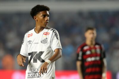 SP - BRASILEIRÃO/SANTOS X FLAMENGO - ESPORTES - Robinho Jr., do Santos, na partida entre o Santos e Flamengo válida pela 14ª rodada do Campeonato Brasileiro 2025, realizada na noite desta quarta-feira (16), no Estádio Urbano Caldeira (Vila Belmiro), em Santos. 16/07/2025 - Foto: GUILHERME DIONíZIO/CÓDIGO19/ESTADÃO CONTEÚDO