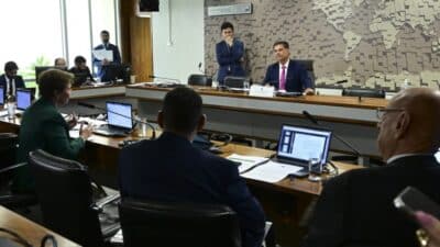 Comissão de Relações Exteriores e Defesa Nacional (CRE) realiza reunião deliberativa com 8 itens. Entre eles, o PL 1.532/2025, que altera a Lei nº 13.178, de 22 de outubro de 2015, para ampliar o prazo para ratificação dos registros imobiliários referentes aos imóveis rurais com origem em títulos de alienação ou de concessão de terras devolutas expedidos pelos Estados em faixa de fronteira; e para estabelecer a forma de encaminhamento do pedido de aprovação do Congresso Nacional, quando a ratificação versar sobre imóveis com área superior a dois mil e quinhentos hectares, nos termos do art. 188, § 1º, da Constituição Federal. Mesa: presidente da CRE, senador Nelsinho Trad (PSD-MS). Foto: Geraldo Magela/Agência Senado