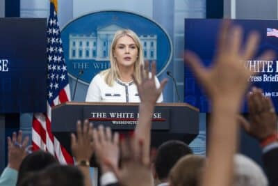 WASHINGTON (United States), 17/07/2025.- White House Press Secretary Karoline Leavitt takes questions from reporters in the White House Press Briefing Room in Washington, DC, USA, 17 July 2025. Leavitt answered questions about the Trump administrations handling of the Jeffrey Epstein investigation. EFE/EPA/JIM LO SCALZO