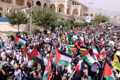 TEHRAN (Iran (Islamic Republic Of)), 25/07/2025.- Iranians take part in an anti-Israeli rally against the malnutrition situation in Gaza, in Tehran, Iran, 25 July 2025. At least 113 Palestinians, including more than 80 children, have died due to famine and malnutrition in the Gaza Strip, the Palestinian Ministry of Health said on 24 July. (Protestas, Teherán) EFE/EPA/ABEDIN TAHERKENAREH