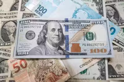RJ - MERCADO/DÓLAR - ECONOMIA - ECONOMIA - Registro de notas de dólar, feito em Petrópolis (RJ), na manhã desta quarta-feira, 18 de dezembro de 2024. O dólar não dá trégua e volta a subir até R$ 6,1412 (+0,74%) no mercado à vista nesta manhã, após abertura perto da estabilidade. Além da espera pela conclusão das votações do pacote fiscal na Câmara, prevista para esta quarta, o mercado sustenta demanda cambial, em especial por empresas e fundos, para remessas de dividendos ao exterior ainda nesta semana, antes das festas de fim de ano. 18/12/2024 - Foto: DAVI CORRÊA/ENQUADRAR/ESTADÃO CONTEÚDO