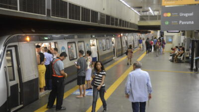 Plataforma de embarque da estação Central do Metrô Rio, no centro da cidade.