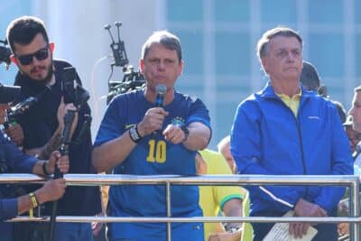 SP - TRAMA GOLPISTA/ATO/BOLSONARO/APOIADORES/SP - POLÍTICA - O governador de São Paulo, Tarcísio de Freitas (Republicanos)(c), participa de ato em apoio ao ex-presidente Jair Bolsonaro (PL) na Avenida Paulista, na região centro-sul da cidade de São Paulo, na tarde deste domingo, 29 de junho de 2025. Bolsonaro tenta ganhar força em meio ao avanço do julgamento do Supremo Tribunal Federal (STF) sobre a trama golpista de 8 de janeiro de 2023, que ele é acusado de liderar. 29/06/2025 - Foto: JEFFERSON AGUIAR/PERA PHOTO PRESS/ESTADÃO CONTEÚDO