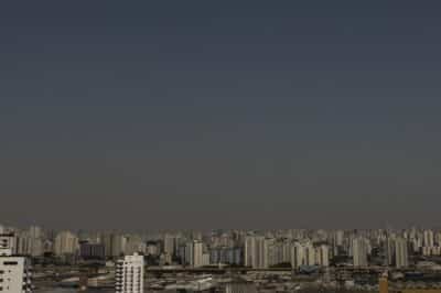 SP - CLIMA/SP/QUEIMADAS/FUMAÇA - GERAL - Tempo seco e camada de poluição e fumaça que encobre o céu na cidade de São Paulo, na manhã desta quinta-feira, 12 de setembro de 2024. Essa condição meteorológica aumenta significativamente os riscos à saúde, principalmente em se tratando de doenças respiratórias e pulmonares. O CGE da Prefeitura de São Paulo recomenda a ingestão de bastante líquido, proteger-se do sol e evitar atividades físicas ao ar livre entre 11 e 17 horas. Sempre que possível, umidificar os ambientes internos utilizando vaporizadores, toalhas molhadas e recipientes com água. 12/09/2024 - Foto: FÁBIO VIEIRA/FOTORUA/ESTADÃO CONTEÚDO