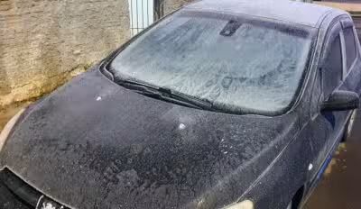 PR - FRIO-GEADA-GUARAPUAVA - GERAL - Geada cobre o gramado, bancos de praça e a ponte sobre o lago na cidade de Guarapuava (PR), nesta terça-feira (29), que registrou -2°C nesta manhã. Uma massa de ar polar derrubou as temperaturas nas regiões Sul, Sudeste e Centro-Oeste. 29/06/2021 - Foto: EDUARDO MATYSIAK/FUTURA PRESS/FUTURA PRESS/ESTADÃO CONTEÚDO