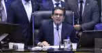 Hugo reassume a presidência, afirma que a obstrução física não é adequada e finaliza a reunião