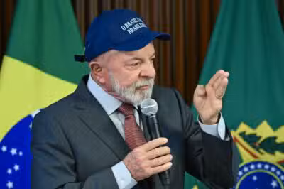 Lula afirma ao ex-presidente Trump que soberania e democracia do Brasil não estão à disposição para negociação Lula afirma ao ex-presidente Trump que soberania e democracia do Brasil não estão à disposição para negociação