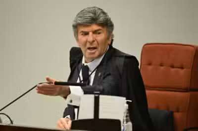 Na noite anterior ao seu julgamento, Fux acirra debate e demonstra sua posição de oposição a Moraes Na noite anterior ao seu julgamento, Fux acirra debate e demonstra sua posição de oposição a Moraes