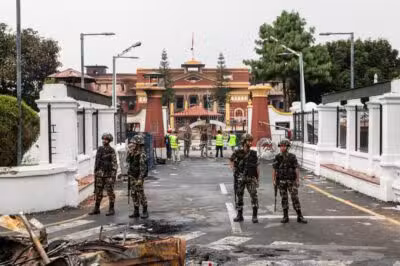 Forças armadas nepalesas assumem o controle de Katmandu após manifestações violentas Forças armadas nepalesas assumem o controle de Katmandu após manifestações violentas