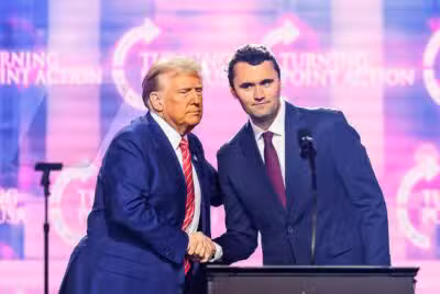 Charlie Kirk, influenciador ligado a Donald Trump, faleceu em um campus universitário
