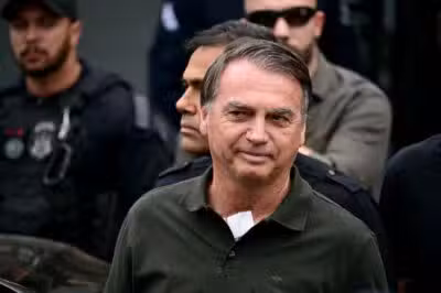 Bolsonaro retorna à prisão domiciliar após receber atendimento médico Bolsonaro retorna à prisão domiciliar após receber atendimento médico