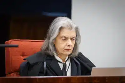 Dino diverte Cármen Lúcia, comentando sobre a leitura de “voto impresso”