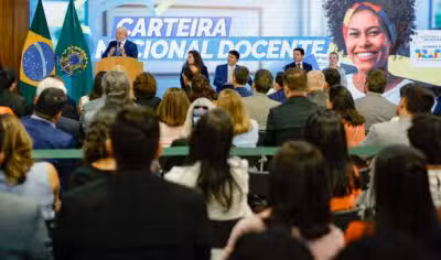 Lula assina a lei que institui a Carteira Nacional do Professor