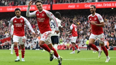 O Arsenal conquista vitória sobre o Nottingham Forest e assume a liderança provisória da Premier League O Arsenal conquista vitória sobre o Nottingham Forest e assume a liderança provisória da Premier League