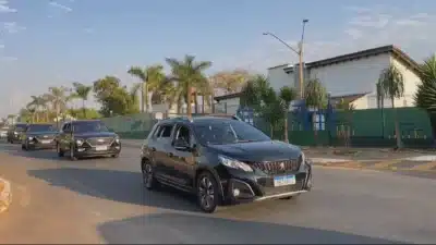 Bolsonaro sai de condomínio após ser condenado Bolsonaro sai de condomínio após ser condenado
