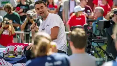 EUA ordenam a revogação da autorização de visto de brasileiro que celebrou a morte de Charlie Kirk EUA ordenam a revogação da autorização de visto de brasileiro que celebrou a morte de Charlie Kirk