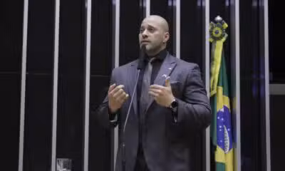 Daniel Silveira, de orientação bolsonarista, teve sua pena reduzida após demonstrar atividades laborais, leitura e a conclusão de cursos