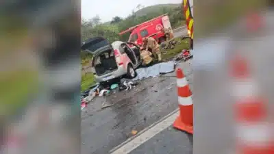 Colisão entre veículos deixa duas vítimas fatais e quatro pessoas feridas na BR-101, no RJ Colisão entre veículos deixa duas vítimas fatais e quatro pessoas feridas na BR-101, no RJ