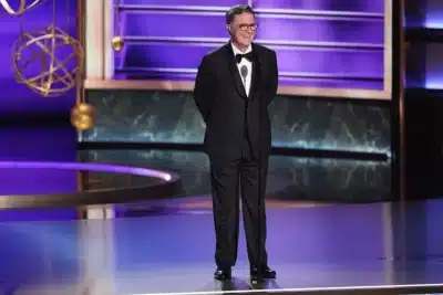Stephen Colbert recebe aplausos após anúncio de cancelamento do Emmy Stephen Colbert recebe aplausos após anúncio de cancelamento do Emmy