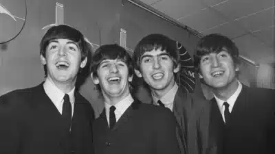 Carta assinada pelos quatro Beatles pode ser arrematada por até 2 mil libras; confira