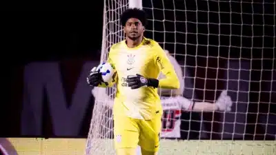Hugo Souza registra mais cobranças de pênalti convertidas pelo Corinthians do que Dida