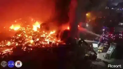 Incêndio atinge comunidade na Filipinas, deixando mais de 1.100 famílias desabrigadas Incêndio atinge comunidade na Filipinas, deixando mais de 1.100 famílias desabrigadas