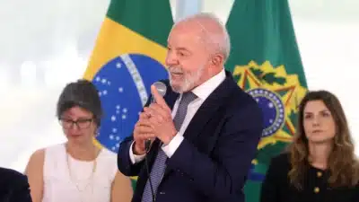 Lula no Sambódromo: veja a versão dos compositores do samba da Niterói Lula no Sambódromo: veja a versão dos compositores do samba da Niterói