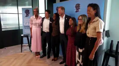 Harry visita organização beneficente fundada em memória de Diana