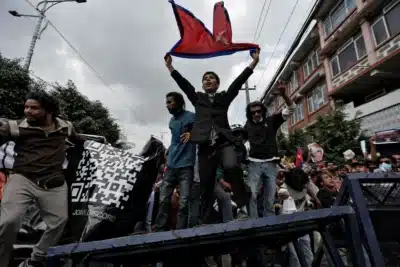 Líder interino é tema de acordo entre manifestantes e forças armadas nepalenses Líder interino é tema de acordo entre manifestantes e forças armadas nepalenses