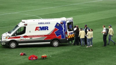 Jogo nos EUA interrompido após jogadora desmaiar em campo Jogo nos EUA interrompido após jogadora desmaiar em campo