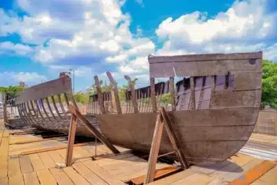 Barco histórico de 22 metros, encontrado na construção da COP30, foi restaurado e será exposto Barco histórico de 22 metros, encontrado na construção da COP30, foi restaurado e será exposto