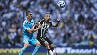 O técnico do Santos questiona a decisão do árbitro sobre a ocorrência de pênalti sofrido por Neymar em confronto contra o Atlético-MG O técnico do Santos questiona a decisão do árbitro sobre a ocorrência de pênalti sofrido por Neymar em confronto contra o Atlético-MG