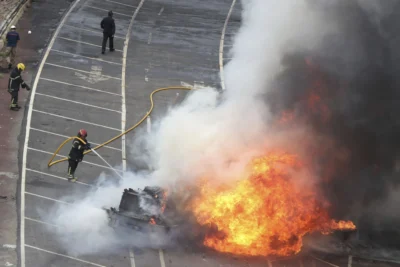 Equipes de bombeiros buscam combater incêndio que causou mortes em México
