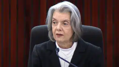 Cármen Lúcia defende as urnas eletrônicas em declarações