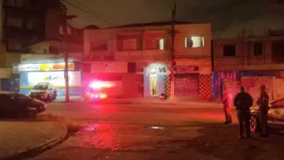 Indivíduo entra em bordel, dispara tiros e ceifa três vítimas em SP Indivíduo entra em bordel, dispara tiros e ceifa três vítimas em SP