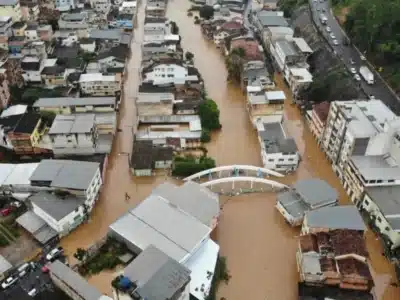 Trinta e sete municípios de Minas Gerais estão em estado de atenção devido à previsão de chuva forte e granizo Trinta e sete municípios de Minas Gerais estão em estado de atenção devido à previsão de chuva forte e granizo