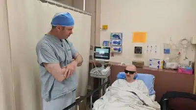Paciente recupera visão após cirurgia inédita de implante de dente no olho Paciente recupera visão após cirurgia inédita de implante de dente no olho