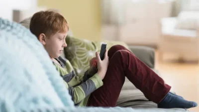 Estudo aponta que a televisão aumenta o foco, porém as redes sociais prejudicam a concentração