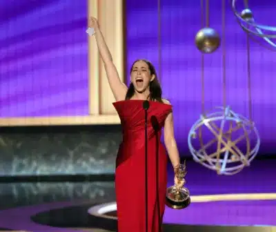 Atriz de “Pinguim” demonstra euforia em seu discurso de vitória nos Emmy 2025; confira Atriz de “Pinguim” demonstra euforia em seu discurso de vitória nos Emmy 2025; confira
