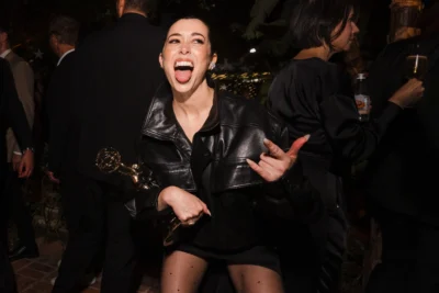 Atriz premiada com Emmy derruba troféu durante festa pós-entrega; confira Atriz premiada com Emmy derruba troféu durante festa pós-entrega; confira