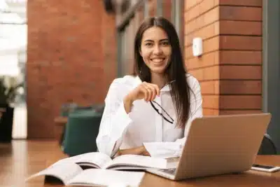Apenas 1% dos jovens brasileiros alcançou o título de mestrado, segundo relatório da OCDE Apenas 1% dos jovens brasileiros alcançou o título de mestrado, segundo relatório da OCDE