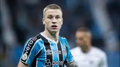 Ex-jogador do Grêmio causa surpresa e se destaca com time africano nos Emirados Árabes; assista ao vídeo Ex-jogador do Grêmio causa surpresa e se destaca com time africano nos Emirados Árabes; assista ao vídeo