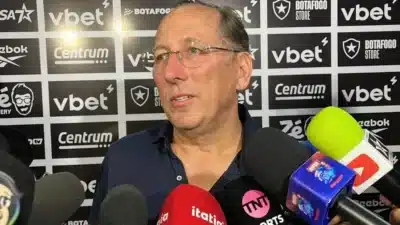 Textor reconhece falhas do Botafogo e não abandona o Campeonato Brasileiro: “Vamos lutar” Textor reconhece falhas do Botafogo e não abandona o Campeonato Brasileiro: “Vamos lutar”