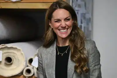 Kate Middleton surge com visual estampado com a estampa do Príncipe de Gales